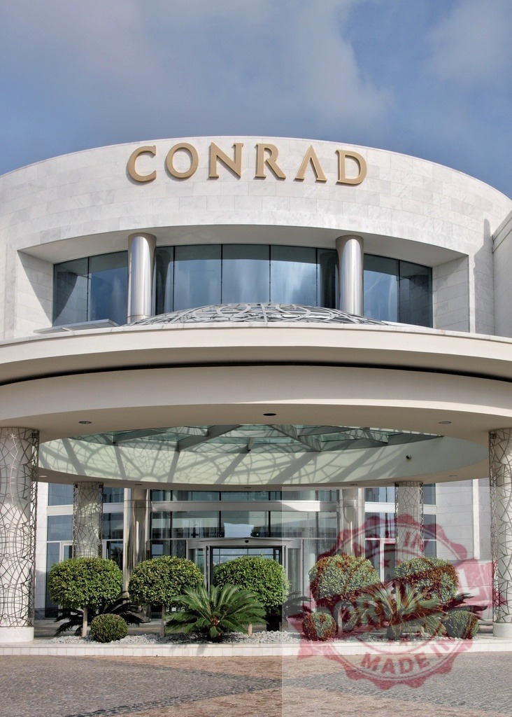 Conrad hotel resort entrance and architecture in Algarve | Conrad hotel entrance featuring luxury resort architecture under a clear sky - Realisiert mit Pictrs.com
