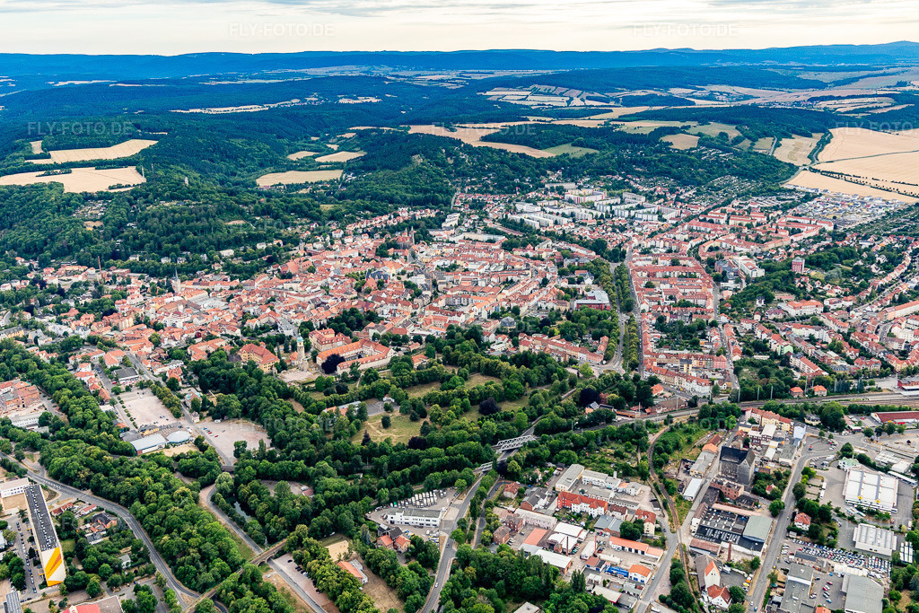 Luftbild: Stadtansicht aus Osten in Arnstadt im Bundesland Thüringen in Deutschland. Foto: IMG_116054.jpg vom 10.07.2019 durch Werner Riehm/FLY-FOTO.de