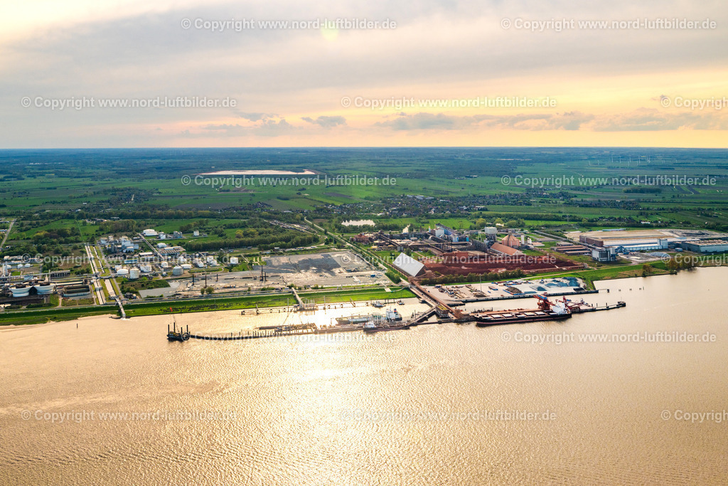 Stade_Bützfleth_Seehafen_Anleger_ELS_4238290424 | STADE 29.04.2024 Hafenanlage Stader Seehafen AOS am Bützflether Sand in Bützfleth im Bundesland Niedersachsen, Deutschland. Weiterführende Informationen bei: Dow Deutschland Anlagengesellschaft mbH. // Stader Seehafen Refinery equipment and management systems on the factory premises of the mineral oil manufacturers of Dow Deutschlond Anlagengesellschaft mbH in Buetzfleth in the state Lower Saxony, Germany. Further information at: Dow Deutschland Anlagengesellschaft mbH. Foto: Martin Elsen