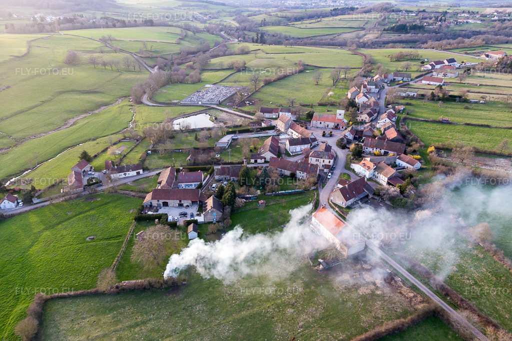 Vue aérienne: (Bourgogne), feu à Saisy dans le département Saône et Loire, France. Photo: IMG_105553.jpg prise le 01/04/2018 par Werner Riehm/FLY-FOTO.eu – Résolution de l'original: 5472 x 3648 px
