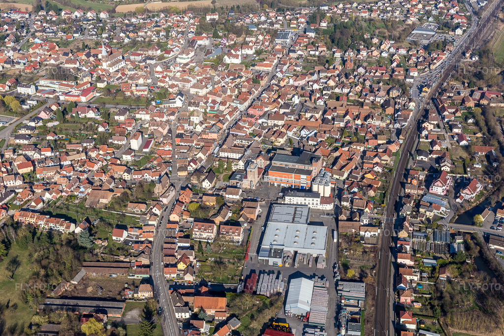 Luftbild: Ortsansicht der Straßen und Häuser der Wohngebiete in Hochfelden im Bundesland Bas-Rhin in Frankreich. Foto: IMG_097576.jpg vom 16.03.2017 durch Werner Riehm/FLY-FOTO.de