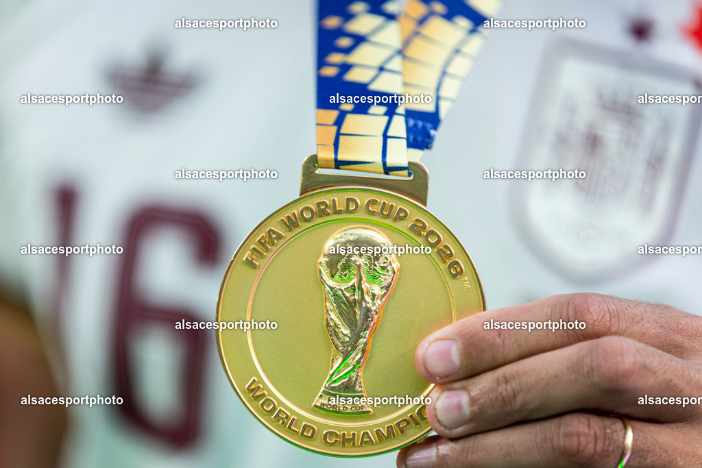 FOOTBALL : Argentine vs Espagne – Finale de la Coupe du Monde FIFA 2026. New York New Jersey Stadium, East Rutherford, New Jersey, États-Unis. 19/07/2026. | Gros plan de la médaille d'or remise aux joueurs de l'Espagne après leur victoire lors de la finale de la Coupe du Monde de la FIFA 2026 face à l'Argentine au New York New Jersey Stadium, à East Rutherford, dans le New Jersey, le 19 juillet 2026, aux États-Unis.