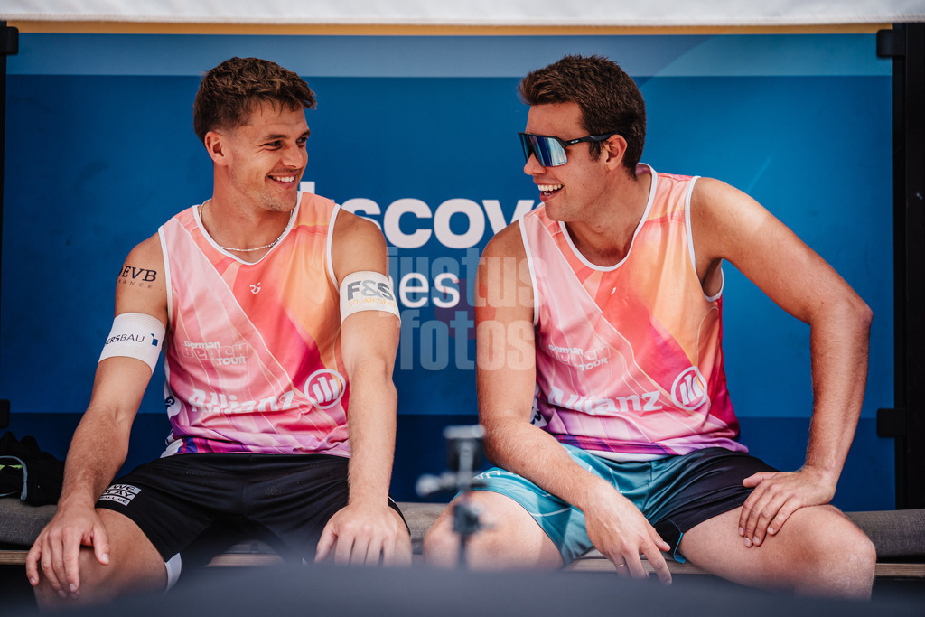 Beachvolleyball | Männer | Allianz German Beach Tour 2025 | Tourstop Berlin | 22.08.2025 | v.l. Luis Kubo und Jonas Kaminski auf der Spielerbank