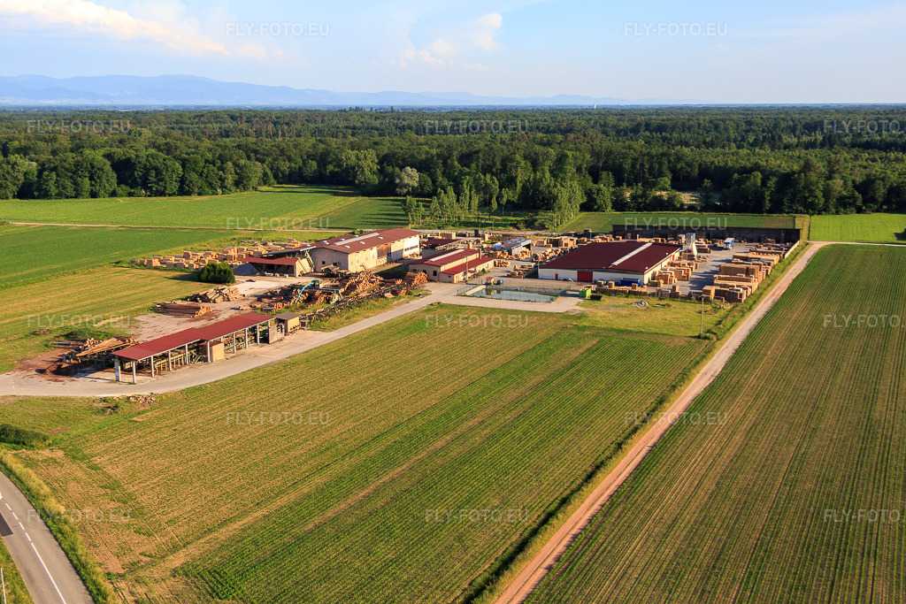 Vue aérienne: Scierie et Paletterie KOCHER à Niederrœdern dans le département Bas Rhin, France – .Photo: IMG_080198.jpg prise le 05/06/2015 par Werner Riehm/FLY-FOTO.eu – Résolution de l'original: 5472 x 3648 px