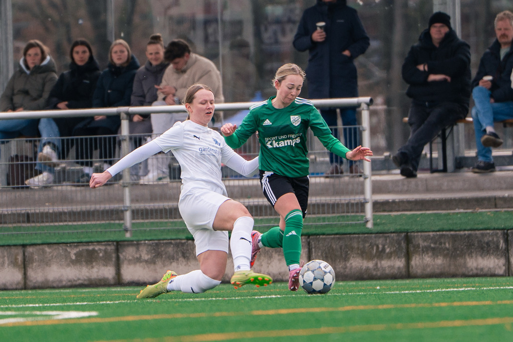 Fußball I Frauen I Saison 2025-2026 I Landesliga Weser-Ems I 13. Spieltag I BW Lohne - SV Olympia Uelsen I 9120 | jns.sportfotos - Realisiert mit Pictrs.com