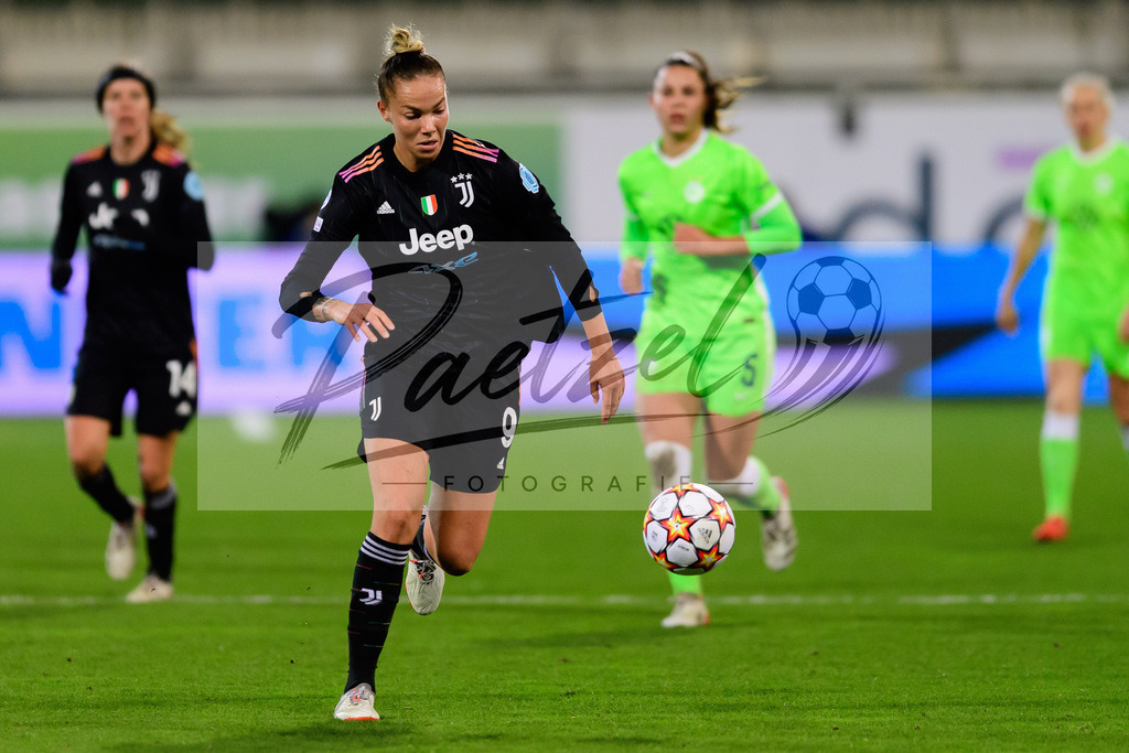 WOBJUV20211118_165 | Fussball, Frauen: Andrea Staskova (Juventus FC) in Aktion, am Ball, Einzelaktion bei dem Spiel der UEFA Women´s Champions League zwischen VfL Wolfsburg und Juventus Turin im AOK-Stadion am 18.11.2021 in Wolfsburg, Deutschland. - Realisiert mit Pictrs.com