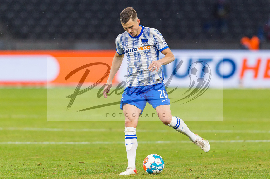 HERBOC20220204_255 | Fussball, Herren: Marc Oliver Kempf (Hertha BSC) in Aktion, am Ball, Einzelaktion bei dem Spiel der 1. Bundesliga zwischen Hertha BSC und VfL Bochum im Olypiastadion am 04.02.2022 in Berlin, Deutschland.DFB / DFL REGULATIONS PROHIBIT ANY USE OF PHOTOGRAPHS AS IMAGE SEQUENCES AND/OR QUASI-VIDEO. - Realisiert mit Pictrs.com