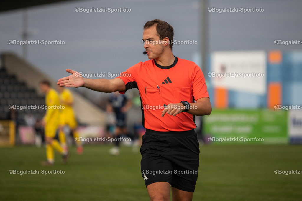 Lasse Lütke-Kappenberg | 08.11.2025, Fußball, Regionalliga West, SSVg Velbert - SC Wiedenbrück: Schiedsrichter Lasse Lütke-Kappenberg in Aktion - Realisiert mit Pictrs.com