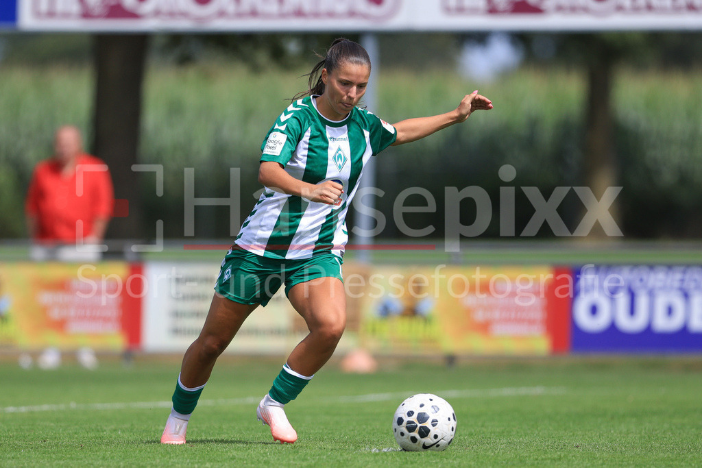 Fussball, Testspiel Frauen, FC Twente Enschede - SV Werder Bremen | Luna Vanzeir (SV Werder Bremen, 13) beim Elfmeter, Strafstoß, Spielszene, Action, Aktion, am Ball, Freisteller, Einzelbild, Ganzkörper
