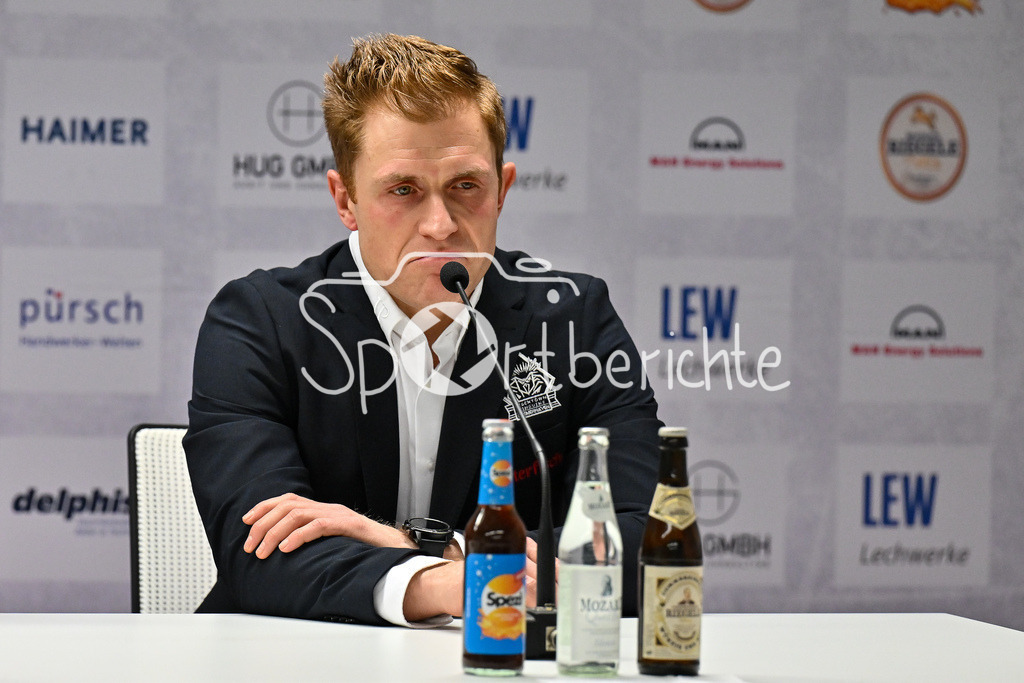 Augsburger Panther - Fischtown Pinguins | im Bild Alexander SULZER Headcoach Fischtown Pinguins nach der Partie in Augsburg / Freisteller / Einzelfoto / DEL: Augsburger Panther - Fischtown Pinguins, Curt Frenzel Stadion am 08.01.2025
