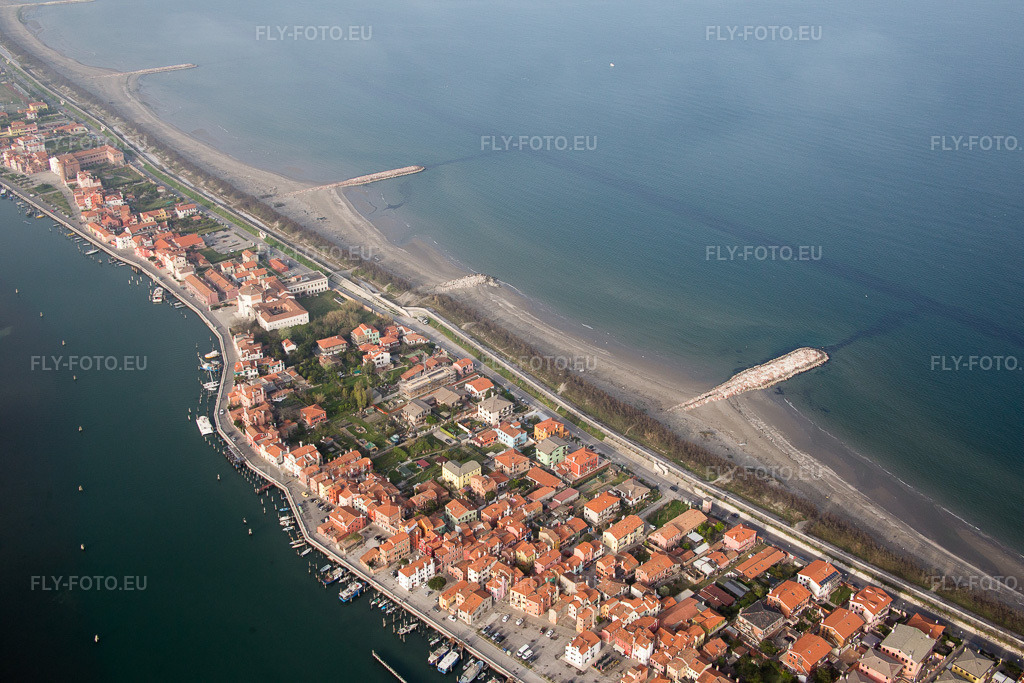 Vue aérienne: Vue de la ville sur la côte méditerranéenne à San Vito dans le département Vénétie, Italie.Photo: IMG_087563.jpg prise le 06/04/2016 par Werner Riehm/FLY-FOTO.euRésolution de l'original: 5472 x 3648 px