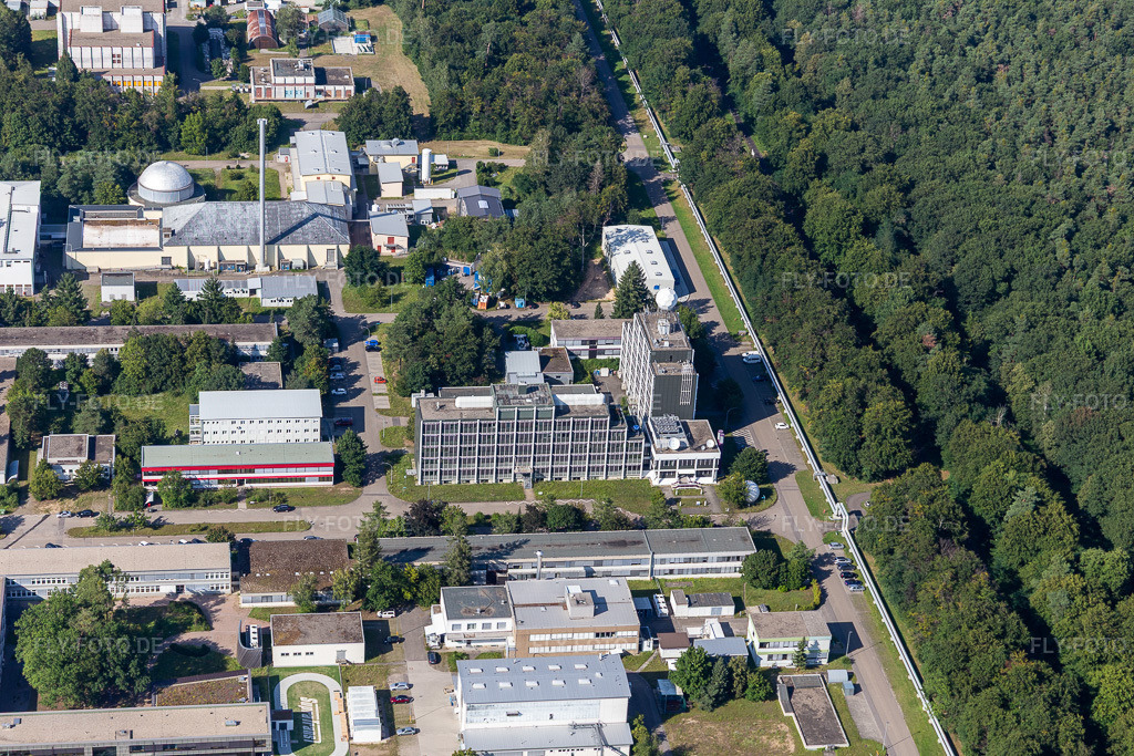 Luftbild: Forschungs- Gebäude und Bürokomplex des Karlsruhe Institut für Technologie Campus Nord mit Institut für Meteorologie und Klimaforschung im Ortsteil Leopoldshafen in Eggenstein-Leopoldshafen im Bundesland Baden-Württemberg in Deutschland. Foto: IMG_128254.jpg vom 12.08.2021 durch Werner Riehm/FLY-FOTO.de