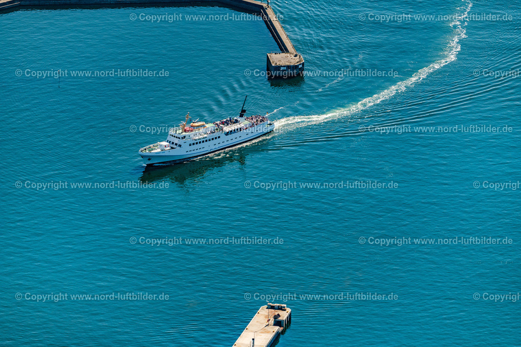 Helgoland_MS_Funny_Girl_Cassen_Eils_ELS_8015130822 | HELGOLAND 13.08.2022 Passagier- und Fahrgastschiff " MS Funny Girl " Reederei " Cassen Eils " bei der Einfahrt in den Helgolander Hafen im Bundesland Schleswig-Holstein, Deutschland. Weiterführende Informationen bei: Reederei Cassen Eils GmbH. // Passenger ship "MS Funny Girl" shipping company "Cassen Eils" entering the port of Helgoland in the state Schleswig-Holstein, Germany. Further information at: Reederei Cassen Eils GmbH. Foto: Martin Elsen