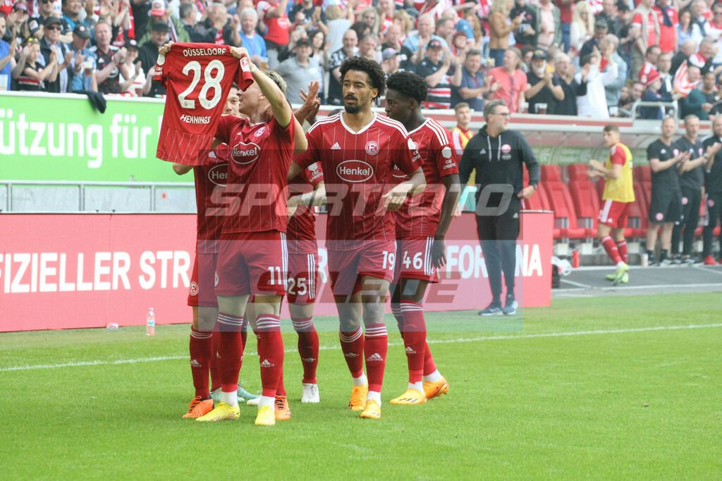 Fortuna Düsseldorf - Hannover 96 | felix Klaus mit dem Trikot von Rouwen Hennings - © Sportfoto-Sale (MK) - Realisiert mit Pictrs.com