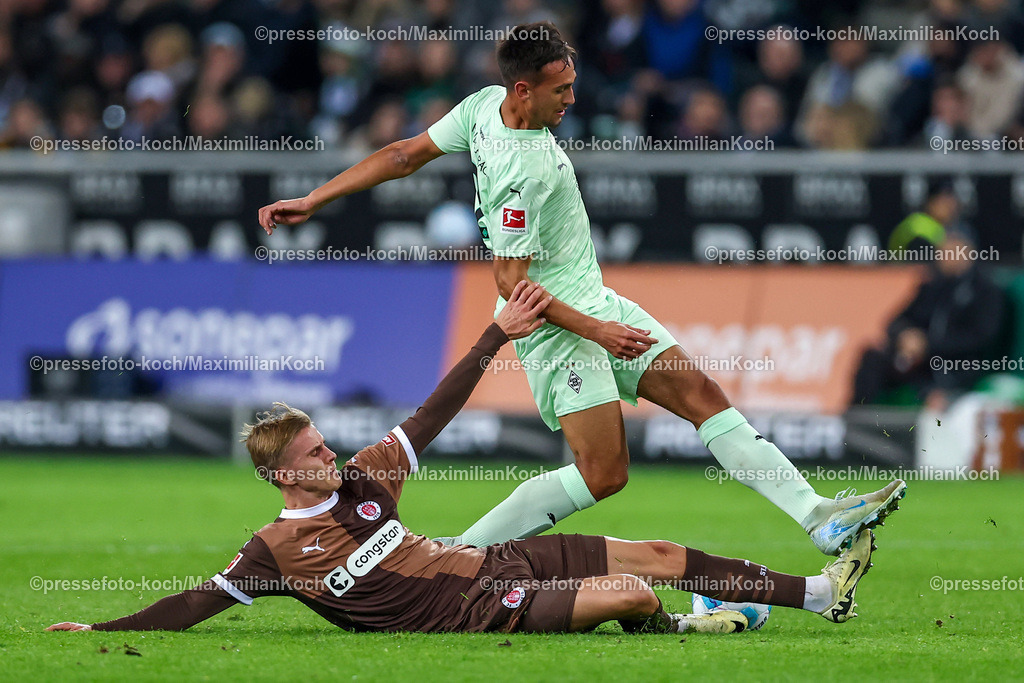 BMG24112401070 | 24.11.2024, Fußball, Borussia Mönchengladbach - FC St. Pauli, 1. Fußball Bundesliga, Borussia-Park, Saison 2024 2025: Erik Ahlstrand (St.Pauli #20) gegen Fabio Chiarodia (Mönchengl. #2)DFB regulations prohibit any use of photographs as image sequences and or quasi-video.