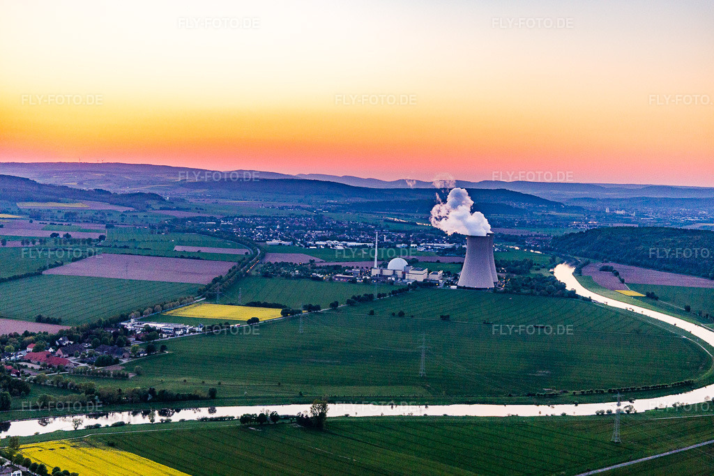Luftbild: KKW Grohnde bei Sonnenuntergang im Ortsteil Grohnde in Emmerthal im Bundesland Niedersachsen in Deutschland. Foto: IMG_107078.jpg vom 04.05.2018 durch Werner Riehm/FLY-FOTO.de