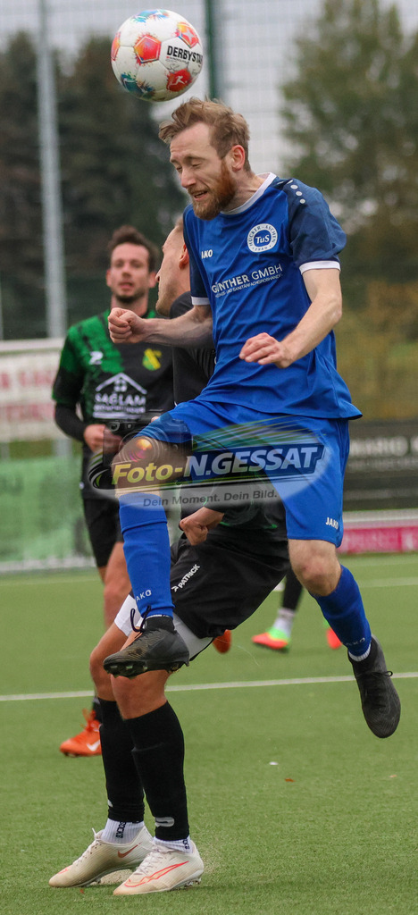 SC Enger - TuS Hücker-Aschen | Auf dem Bild zu sehen: schwarz SC Enger: Brian Rhys Davies ; blau TuS Hücker-Aschen: Tammo Tappe SC Enger, TuS Hücker-Aschen, Saison 26/27, Kreisliga A, Enger, Deutschland - Realisiert mit Pictrs.com