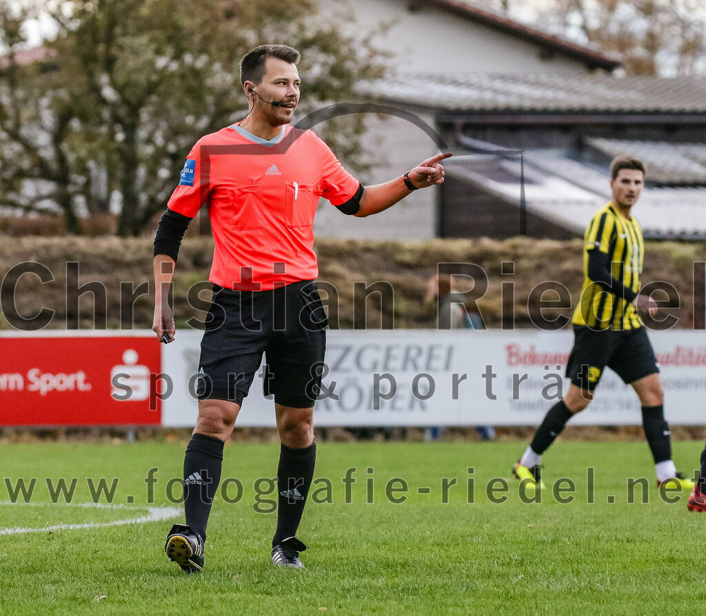 2023-11-11_026_FC_Moosinning_gegen_TSV_Peterskirchen | Moosinning, Deutschland, 11.11.2023:
Fußball, Bezirksliga Oberbayern Ost 2023 / 2024, 17. Spieltag, FC Moosinning gegen TSV Peterskirchen, Endergebnis: 5:0

Schiedsrichter Xaver Fabisch

Foto: Christian Riedel / fotografie-riedel.net