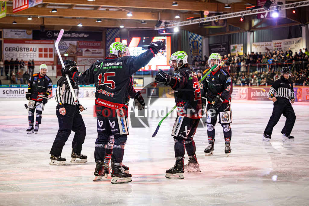 Peißenberg MINERS gegen EV Dingolfing ISAR RATS | Eishockey Bayernliga 2025/26 Vorrunde 28. Spieltag, Peißenberg MINERS gegen EV Dingolfing ISAR RATS, 20260118,Torjubel,2026-01-18 in Peißenberg (flatbuy Arena Peißenberg), Ryan MURPHY (MINERS 15), Dejan VOGL (MINERS 23)Copyright: WolfgangxLindner www.foto-lindner.de