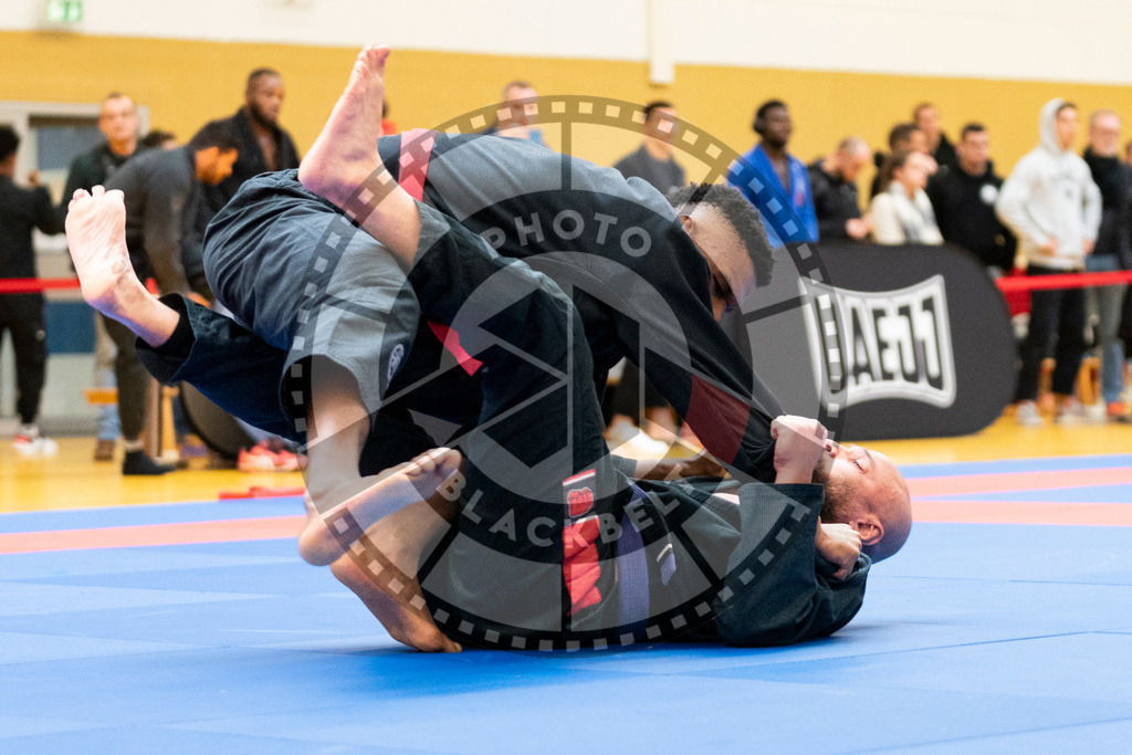 20231118PBB10701 | Fighters compete during the AJP Tour 600 Frankfurt Championship in Frankfurt/Main, Germany, on November 18, 2023.