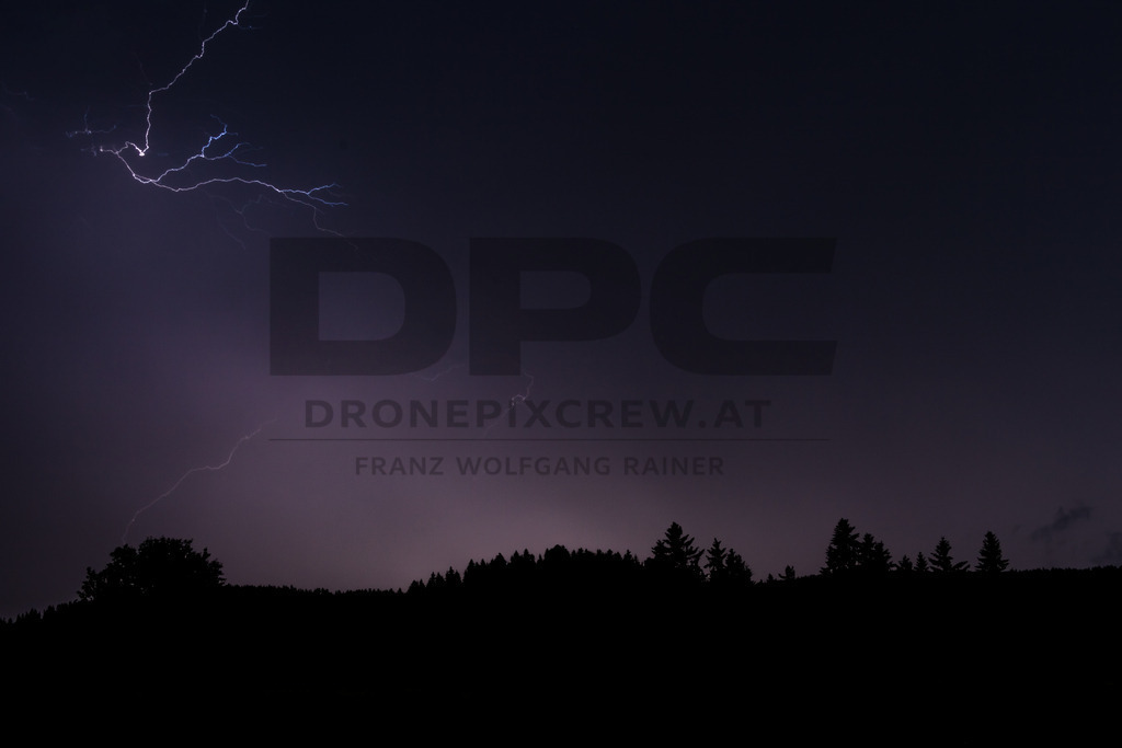 Blitze und Unwetter | Dramatische Gewitterstimmung mit Blitzen am Nachthimmel. Dunkle Wolken und intensive Lichtstimmungen zeigen die Kraft eines herannahenden Unwetters in eindrucksvoller Atmosphäre. - Realisiert mit Pictrs.com
