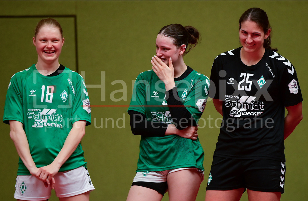 Handball, 2. Bundesliga Frauen, SV Werder Bremen - Kurpfalz Bären | Denise Engelke (SV Werder Bremen, 18), Alina Defayay (SV Werder Bremen, 57) und Anna Lena Bergmann (SV Werder Bremen, 25) lachen