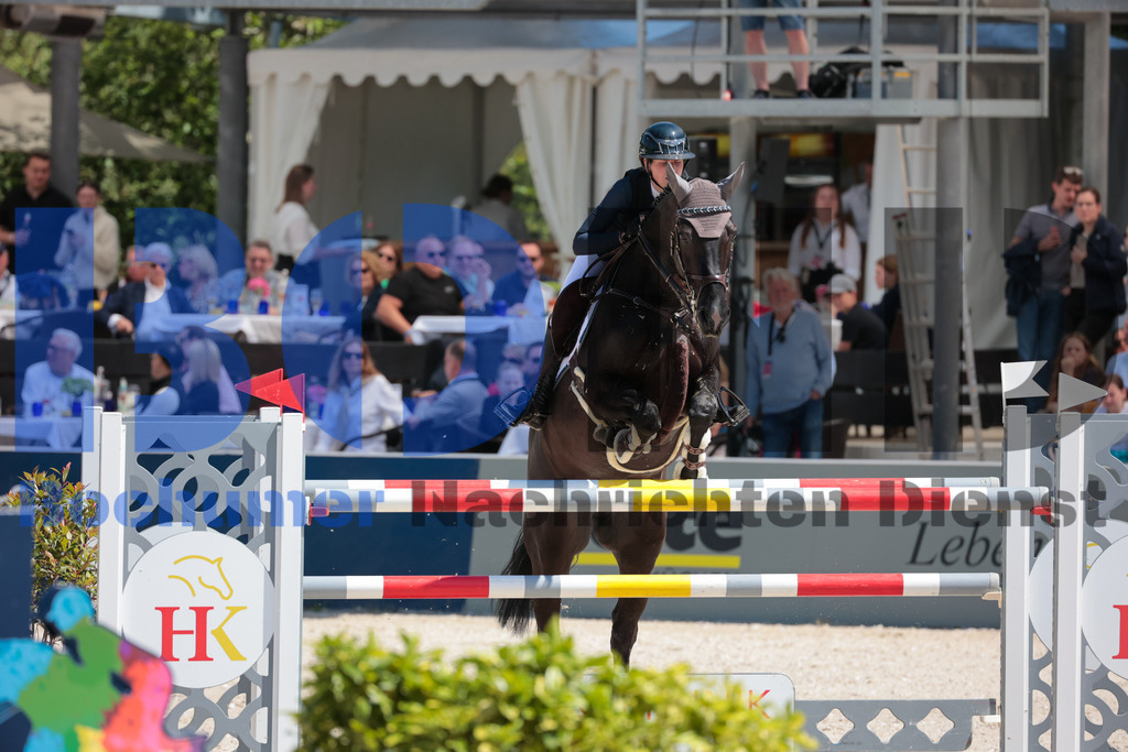 Longines Balve Optimum - Springen Samstag {date} -  | {headline}(Foto: Sebastian Sendlak / BOND) - Realisiert mit Pictrs.com