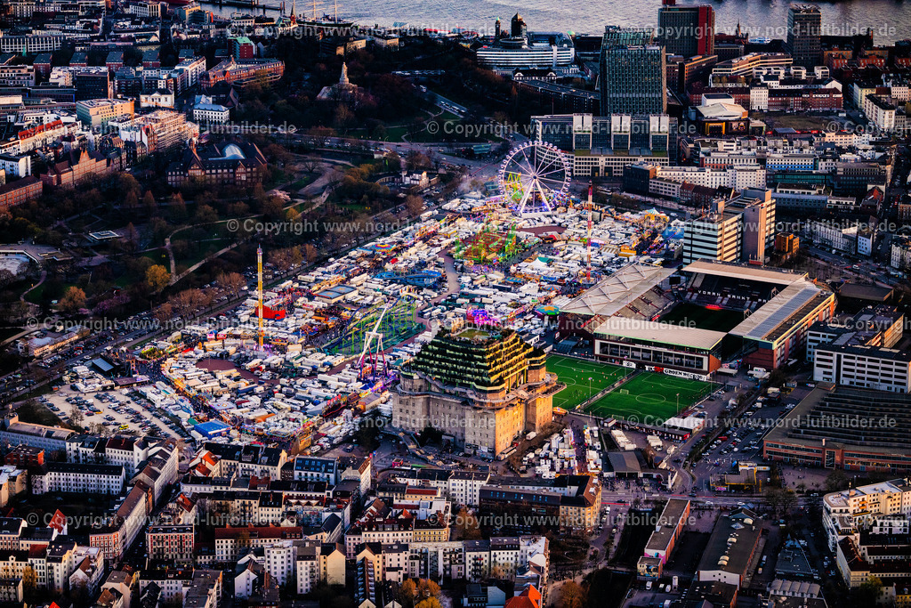 Hamburg_Heiligengeistfeld_Dom_Bunker_Millerntor_Stadion_ELS_0419280325 | HAMBURG 28.03.2025 Kirmes - und Rummel- Veranstaltungsgelände des Heiligengeistfeld des Hamburger Dom im Karolinenviertel im Ortsteil Sankt Pauli in Hamburg. Weiterführende Informationen bei: hamburg.de GmbH & Co. KG. // Fair location Heiligengeistfeld of Hamburger Dom festival center in the Karolinenviertel in the district Sankt Pauli in Hamburg, Germany. Further information at: hamburg.de GmbH & Co. KG. Foto: Martin Elsen