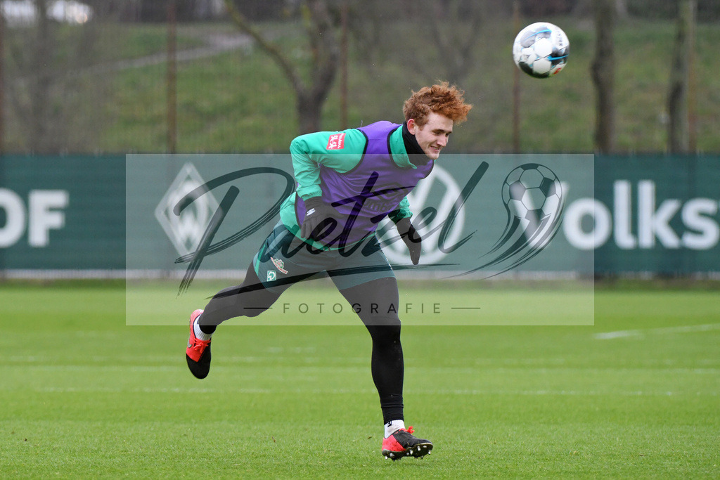20200227_TRASVW_0056 | Fussball, Herren: Joshua Sargent (Werder Bremen) in Aktion, am Ball, Einzelaktion waehrend der Trainingseinheit des SV Werder Bremen auf dem Trainingsplatz am wohninvest Weserstadion am 27.02.2020 in Bremen, Deutschland. - Realisiert mit Pictrs.com