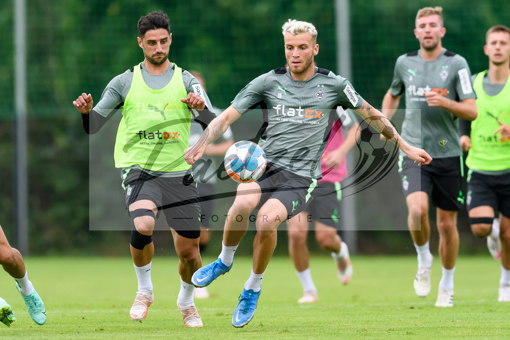 TRABMG20210719_030 | Fussball, Herren: Lars Stindl (Borussia Moenchengladbach) und Jordan Beyer (Borussia Moenchengladbach) im Zweikampf beim Training von Borussia Moenchengladbach waehrend des Trainingslagers auf dem Trainingsplatz am Hotel Klosterpforte am 19.07.2021 in Harsewinkel, Deutschland. - Realisiert mit Pictrs.com
