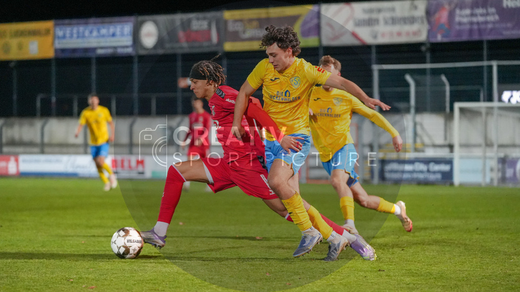 Fußball, Herren, Saison 2025/2026, Regionalliga Nordost, 17. Spieltag, FSV 63 Luckenwalde vs. ZFC Meuselwitz, Freitag 28.11.2025, Werner-Seelenbinder-Stadion Luckenwalde, | Fußball, Herren, Saison 2025/2026, Regionalliga Nordost, 17. Spieltag, FSV 63 Luckenwalde vs. ZFC Meuselwitz, Freitag 28.11.2025, Werner-Seelenbinder-Stadion Luckenwalde, Im Bild: Elias Oke (l. Meuselwitz) und Max Hathaway (r. Luckenwalde) - Realisiert mit Pictrs.com