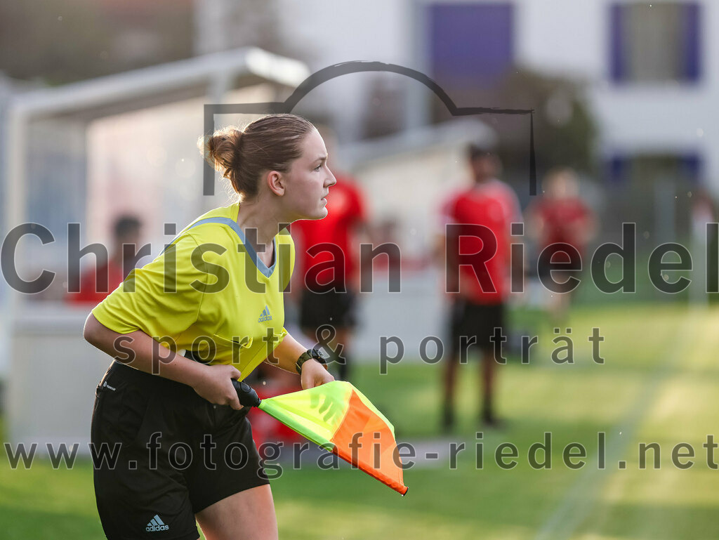 2023-08-25_026_FC_Finsing_gegen_FC_Lengdorf | Finsing, Deutschland, 25.08.2023:
Fußball, Kreisliga 2023 / 2024, 6. Spieltag, FC Finsing gegen FC Lengdorf, Endergebnis: 5:0

Assistentin Vivienne Greiner

Foto: Christian Riedel / fotografie-riedel.net