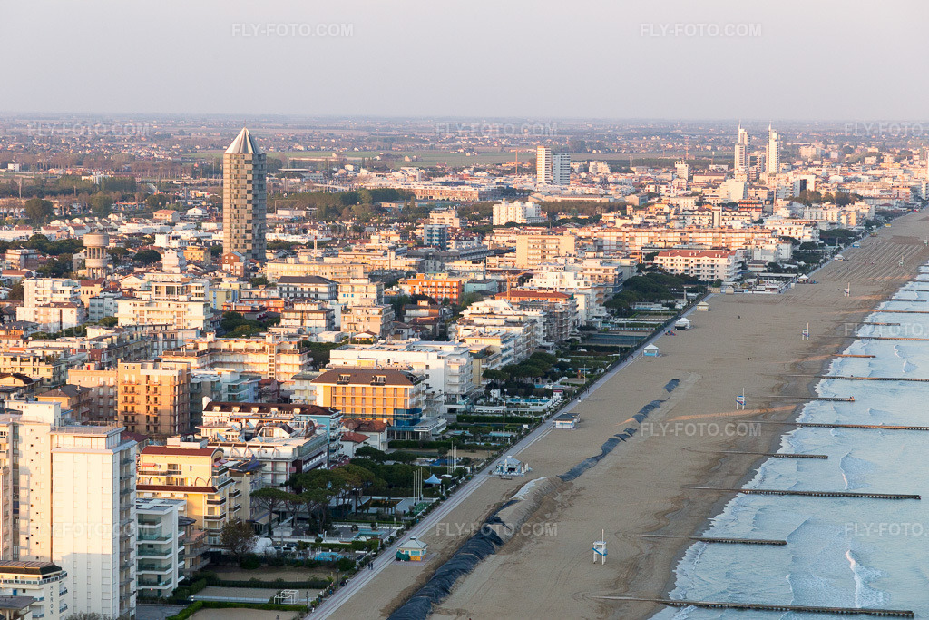 Aerial view: View of the town in Jesolo in the state Veneto, Italy. – Photo: IMG_098323.jpg taken on 04/03/2017 by Werner Riehm/FLY-FOTO.com – Resolution of the original: 5472 x 3648 px