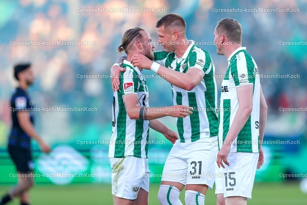 SCP09052502365 | 09.05.2025, Fußball, Preußen Münster - Hertha BSC, 2. Fußball Bundesliga, 33. Spieltag, Preußenstadion, Saison 2024 2025: Jorrit Hendrix (Preussen Muenster #20) Holmbert Aron Fridjonsson (Preussen Muenster #31) Simon Scherder (Preussen Muenster #15) DFB regulations prohibit any use of photographs as image sequences and or quasi-video.