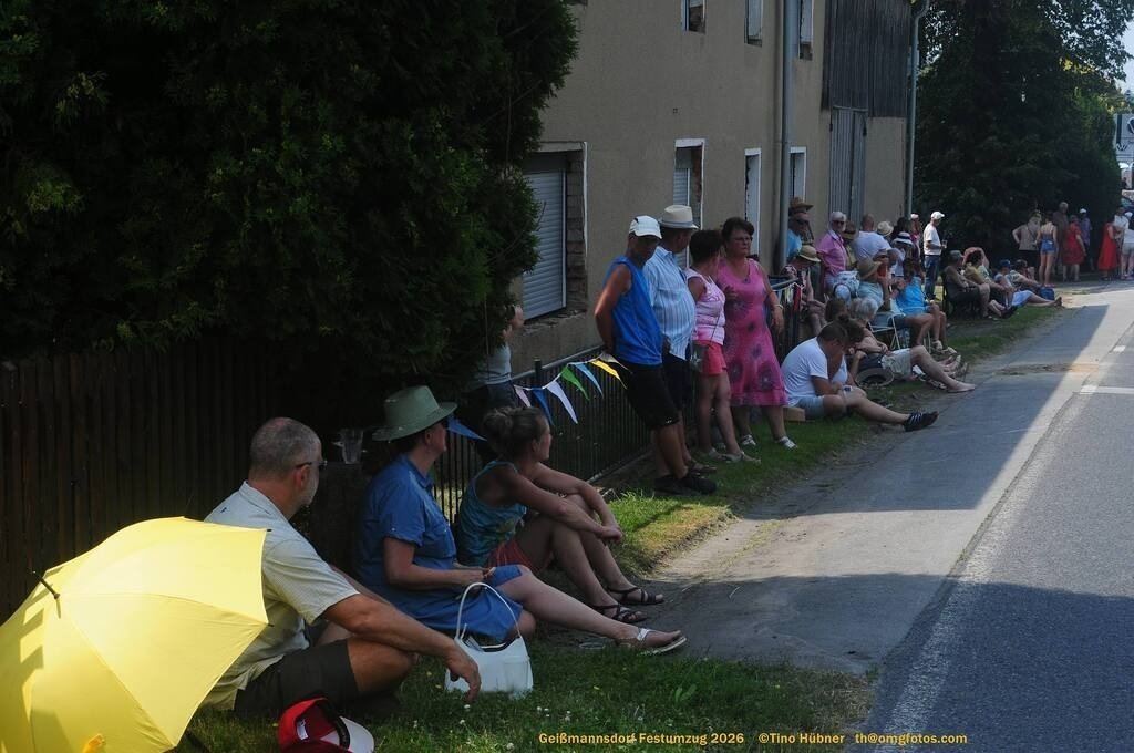 Geißmannsdorf-2026-Festumzug-032 | Festumzug in Geißmannsdorf bei Bischofswerda im Juni 2026. Fotografische Eindrücke und Momentaufnahmen vom Festumzug anläßlich des 800-jährigen Bestehens von Geißmannsdorf - mit Teilnehmern und Gästen, Strohpuppen und geschmückten Vorgärten und Grundstücken - Realisiert mit Pictrs.com