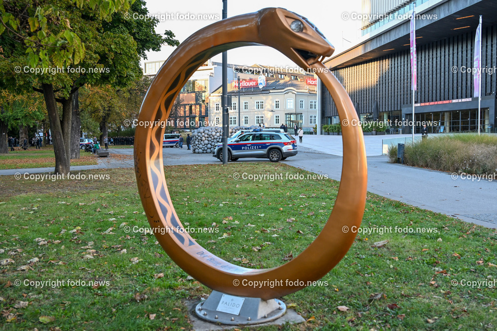 Demonstration_ Paleastina_ Linz_ 22.10.2023-54 | 22.10.2023, Linz, AUT, Demonstration Paleastina in Linz Volksgarten, im Bild Palästina, Gaza, Demoteilnehmer, Teilnehmer, Kundgebung, Plakate, Fahnen, Polizei, Beamte, Polizeifahrzeuge, Einsatzkraefte