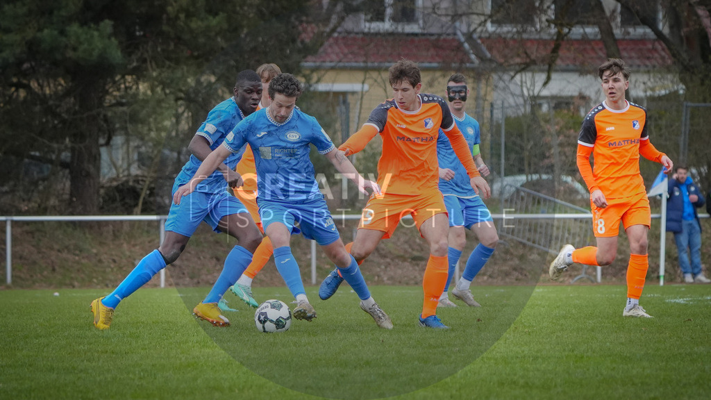 Fußball, Herren, Saison 2025/2026, Landespokal Brandenburg, Halbfinale, RSV Eintracht 1949 vs. VfB 1921 Krieschow, Samstag 28.03.2026, Sportplatz-Heinrich-Zille-Straße | Fußball, Herren, Saison 2025/2026, Landespokal Brandenburg, Halbfinale, RSV Eintracht 1949 vs. VfB 1921 Krieschow, Samstag 28.03.2026, Sportplatz-Heinrich-Zille-Straße, Im Bild: Leon Hellwig (l. RSV) und Jannis Fuchs (r. VfB) - Realisiert mit Pictrs.com