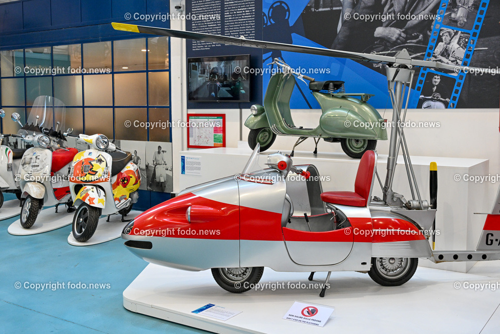 Italien_ Toskana_ Provinz Pisa_ Pontedera_ Vespa_ 29.05.2024-37 | 29.05.2024, Italien, ITA, Toskana, Pontedera im Bild Piaggio, Vespa, Museum

Piaggio ist ein italienischer Fahrzeughersteller mit Sitz in Pontedera. Das Unternehmen produziert verschiedene Mofas und Motorroller, unter anderem die Vespa, das Lastendreirad Ape sowie den Kleintransporter Porter. Zum Konzern gehören auch die Motorradmarken Aprilia, Derbi, Gilera, Laverda und Moto Guzzi. 
Quelle: Wikipedia