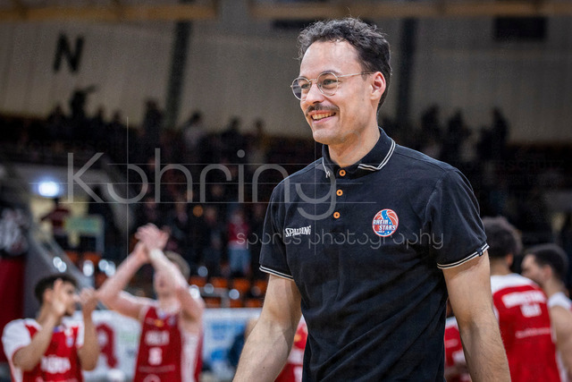 Barmer 2. Basketball Bundesliga ProA: Bayer Giants Leverkusen vs. RheinStars Koeln, 04.04.26 | Leverkusen, 04.04.26 - Leon Ludwig (Teammanager RheinStars Köln) während des Spiels der Barmer 2. Basketball Bundesliga ProA: Bayer Giants Leverkusen vs. RheinStars Koeln in der Ostermann Arena in Leverkusen.