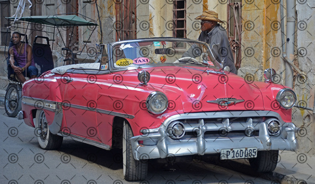RGE_7279 | Amerikanischer Oldtimer restauriert als Taxi, wartet in Havanna auf Touristen.  Fotograf: Ralf Gebhardt - Realisiert mit Pictrs.com