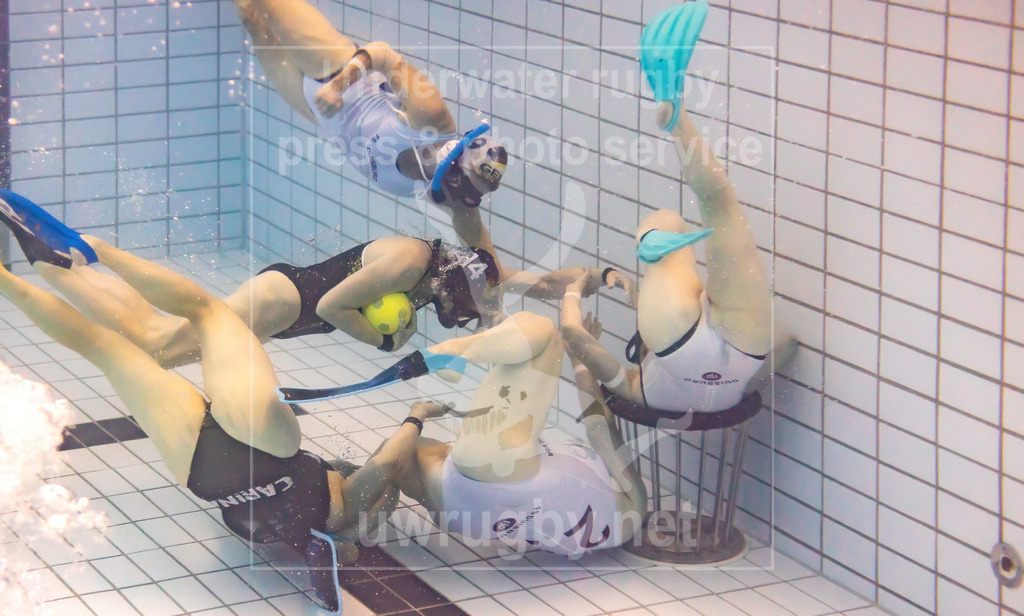 Deutsche Damen-Meisterschaft im Unterwasser-Rugby 2023 - Bild 09 | Unterwasseraufnahme des Finales:
TC Stuttgart (blau) vs. FS Duisburg (weiß) - Realisiert mit Pictrs.com