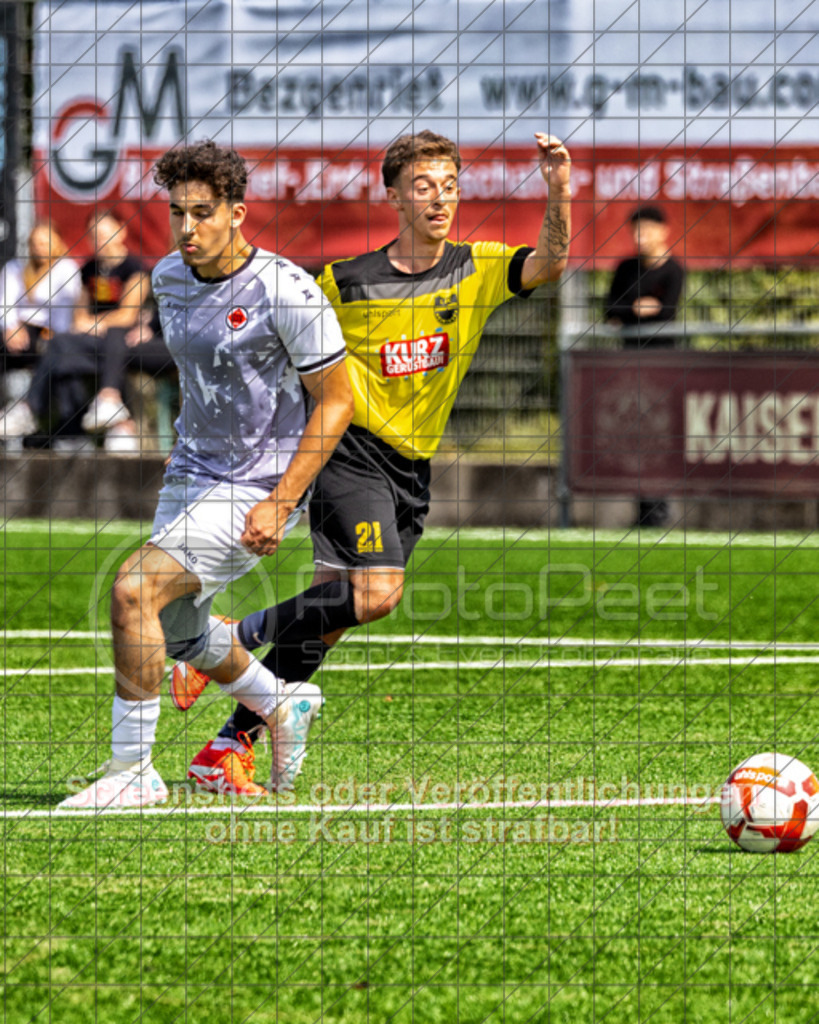 20250824_134723_0494-Bearbeitet | #,1.FC Heiningen II (gelb) vs. 1.Göppinger SV III (weiß), Fußball, Kreisliga B7 - Bezirk Neckar/Fils, 01. Spieltag, Saison 2025/2026, Kunstrasenplatz Sportzentrum Heiningen, Krautgarten 1, 73092 Heiningen, 24.08.2025 - 13:00 Uhr,Foto: PhotoPeet-Sportfotografie/Peter Harich