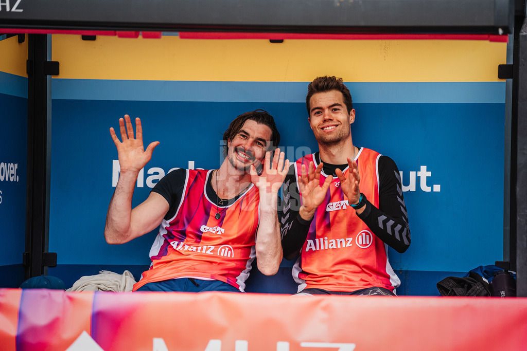 Beachvolleyball | Männer | Allianz German Beach Tour 2026 | Tourstop Düsseldorf | 17.05.2026 | v.l. Jannik Kühlborn und Yannick Bibelriether auf der Spielerbank