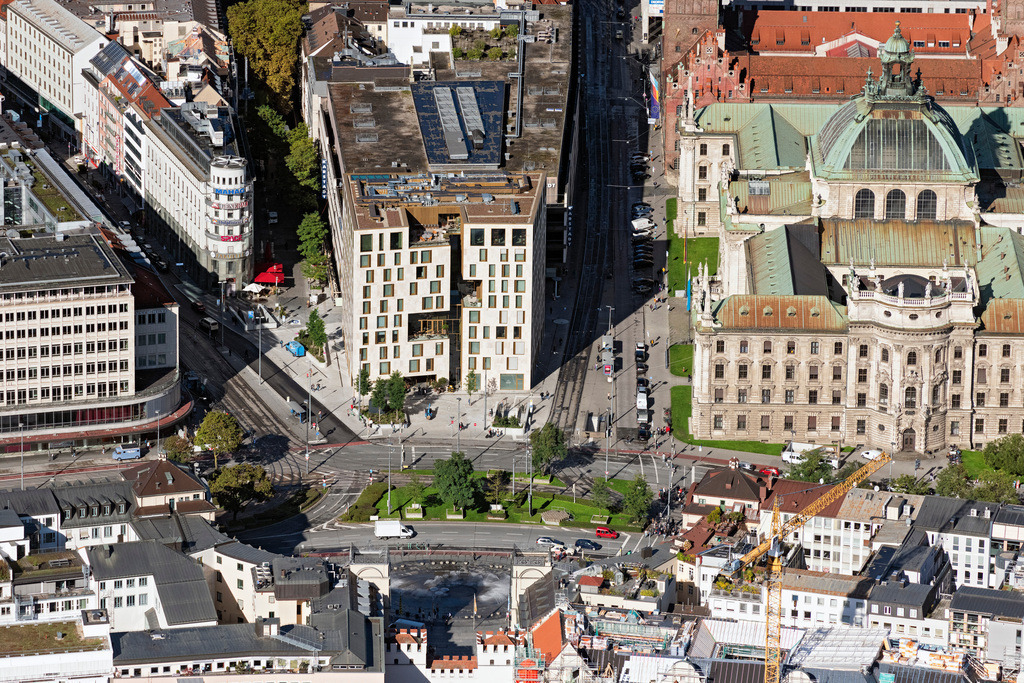 dr__0054319.jpg | MüNCHEN 07.10.2024 Hotelanlage " Königshof " an der Bayerstraße - Karlsplatz - Prielmayerstraße im Ortsteil Ludwigsvorstadt-Isarvorstadt in München im Bundesland Bayern, Deutschland. Weiterführende Informationen bei: Hydro-Tech GmbH,  LeitWerk AG,  NIETO SOBEJANO ARQUITECTOS GMBH,  Reiter-Hahne Architektin+Beratender Ingenieur PartG mbB,  ZECH Bau SE. // New construction site the hotel complex " Koenigshof " on Bayerstrasse - Karlsplatz - Prielmayerstrasse in the district Ludwigsvorstadt-Isarvorstadt in Munich in the state Bavaria, Germany. Further information at: Hydro-Tech GmbH,  LeitWerk AG,  NIETO SOBEJANO ARQUITECTOS GMBH,  Reiter-Hahne Architektin+Beratender Ingenieur PartG mbB,  ZECH Bau SE. Foto: Daniel Reiter