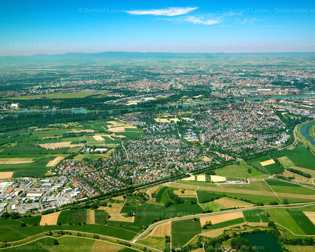 2696159 | SUNDHEIM 18.07.2006 Stadtgebiet mit Außenbezirken und Innenstadtbereich am Rand von landwirtschaftlichen Feldern und Ackerflächen in Sundheim im Bundesland Baden-Württemberg, Deutschland. // Urban area with outskirts and inner city area on the edge of agricultural fields and arable land in Sundheim in the state Baden-Wuerttemberg, Germany. Foto: Gerhard Launer