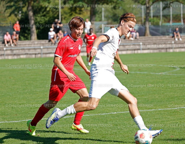 6:0 Heimsieg | 17.08.2025 Fussball Saison 2025 2026 Verbandsliga SKG Rot-Weiß Darmstadt - SG Rot-Weiß Frankfurt (6:0) v. li. Ryoga TAKAHASHI (13 Frankfurt) Lauris Rafael SCHNEIDER SANCHEZ (7 Darmstadt) (Foto: Peter Henrich) - Realisiert mit Pictrs.com