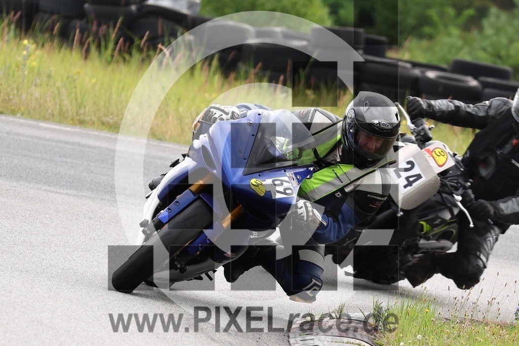 0069-20240712_01909 | Schöne Erinnerungen an spannende Momente - das festzuhalten ist unser Job. PIXELrace.de ist seit 2003 auf den Rennstrecken Europas unterwegs um die Action draußen beim Fahren und die wunderbare Stimmung imm Fahrerlager für euch einzufangen.