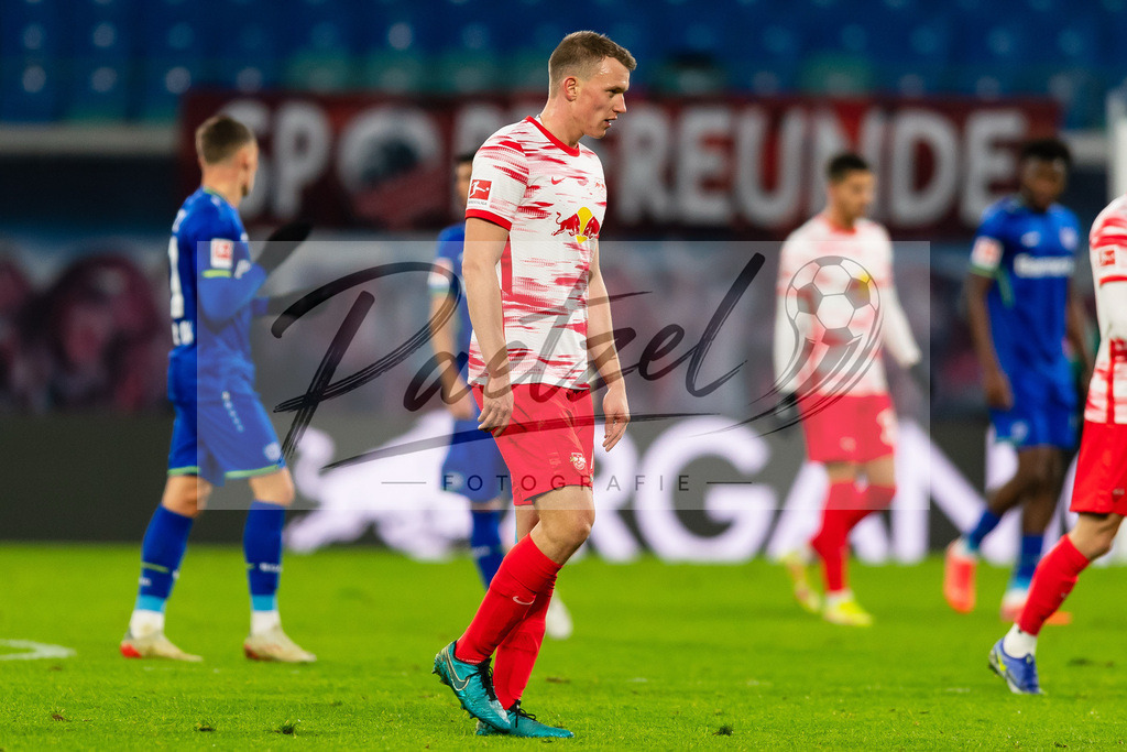 RBLLEV20211128_068 | Fussball, Herren: Lukas Klostermann (RB Leipzig) enttaeuscht bei dem Spiel der 1. Bundesliga zwischen RB Leipzig und Bayer 04 Leverkusen in der Red Bull Arena am 28.11.2021 in Leipzig, Deutschland.DFB / DFL REGULATIONS PROHIBIT ANY USE OF PHOTOGRAPHS AS IMAGE SEQUENCES AND/OR QUASI-VIDEO. - Realisiert mit Pictrs.com
