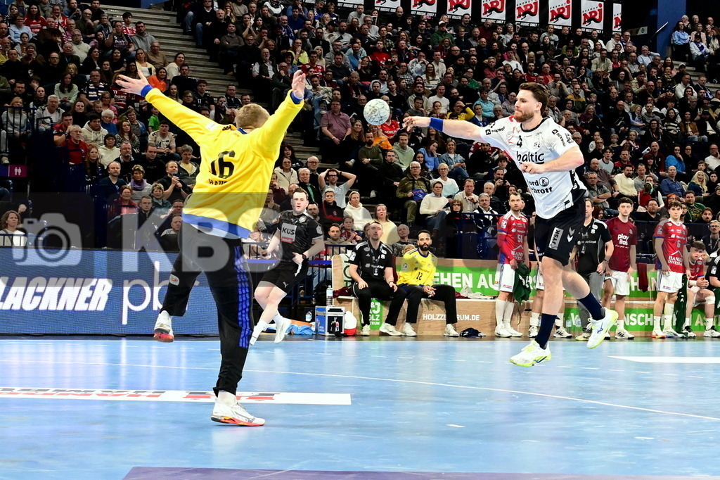 KBS Picture_HSVH-SGFl-Handewitt_048 | v.l. Haug Robin (HSV Hamburg) , Golla Johannes (SG Fl.-Handewitt) ,Sportarena :  Barclays Arena Hamburg, - Realisiert mit Pictrs.com