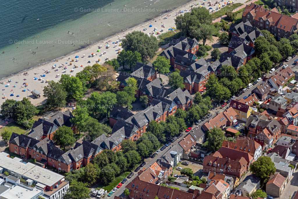 4037900 | ECKERNFöRDE 07.08.2020 Wohngebiet der Mehrfamilienhaussiedlung am Jungfernstieg am "Hauptstrand Eckernförde" in Eckernförde im Bundesland Schleswig-Holstein, Deutschland. // Residential area of the multi-family house settlement on Jungfernstieg at the "Hauptstrand Eckernfoerde" in Eckernfoerde in the state Schleswig-Holstein, Germany. Foto: Gerhard Launer